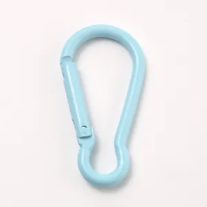 Nahaufnahme eines hellblauen herzförmigen Karabiners, Metall Schnapphaken Detailansicht.