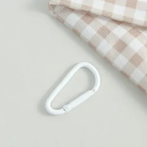 Weißer Metall Karabinerhaken Federring Detailaufnahme, ideal für DIY Schmuck und Taschenzubehör.
