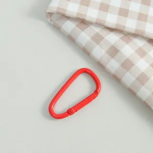 Roter Metall D-foermiger Federverschluss DIY Schmuck Zubehoer Nahaufnahme fuer Taschen
