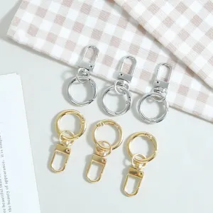 Détail en gros plan d'anneaux à ressort en métal et fermoirs pour bricolage et bijoux faits main.