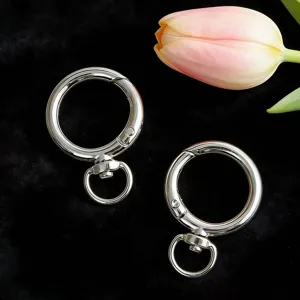 Silver metal round spring ring detail shot, durable zinc alloy bag hardware DIY accessory.