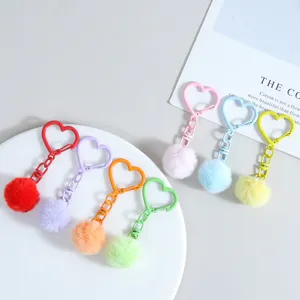Porte-clés en métal en forme de cœur coloré avec pompon en peluche moelleux pour sacs et clés