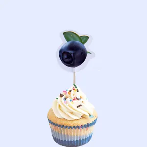 Decoración de pastel de arándanos con palillo de madera para repostería de fiestas.