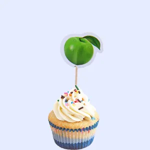 Detalle en primer plano de un lindo adorno de cupcake de fruta verde con palillo de madera y dulce.