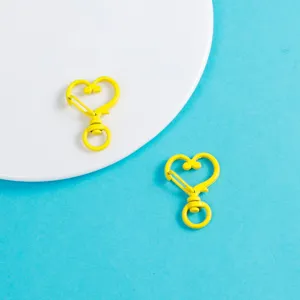 Vue détaillée de fermoir mousqueton cœur en alliage jaune pour accessoires bijoux DIY.