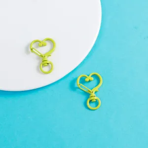 Fermoirs mousquetons en métal vert en forme de cœur, accessoires de bijoux DIY et pendentifs.