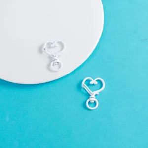 Mousqueton cœur blanc en alliage fermoir chien accessoire bijoux DIY vue de détail.