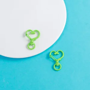 Mousqueton cœur en alliage vert pour accessoire de bijoux DIY pendentif artisanal détail.