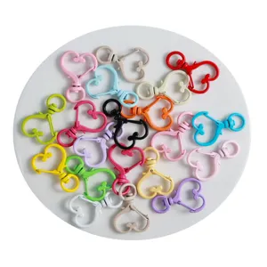 Mousquetons en alliage en forme de cœur colorés pour fabrication de bijoux DIY vue principale.