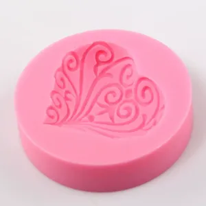 Molde de silicona rosa para repostería, herramienta detallada con relieve de corazón.