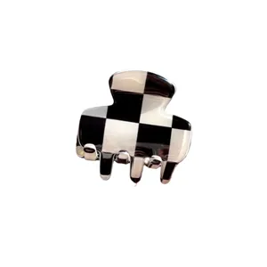 Molla per capelli a quadretti bianchi e neri, accessorio acrilico minimalista per donne.