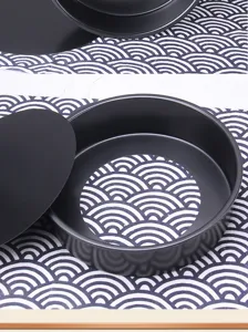 Tortiera tonda antiaderente con fondo rimovibile, ideale per la cottura di dolci e torte.