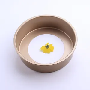Teglia per dolci rotonda dorata antiaderente con fondo rimovibile, ideale per torte fatte in casa.