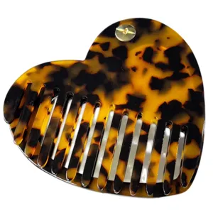 Primo piano dettagliato che mostra lo squisito motivo tartaruga e la forma a cuore.