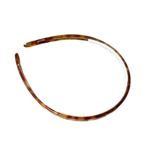 Cerchietto sottile tartarugato primo piano dettagliato con denti interni bianchi per capelli.