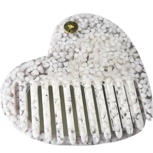 Pettine in acetato a forma di cuore con specchio e inserti bianchi, pratico strumento di bellezza.