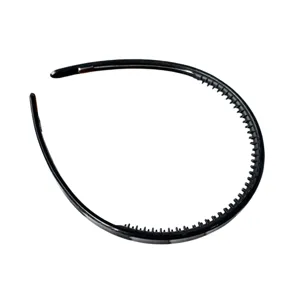 Cerchietto per capelli sottile nero in plastica con dentini, accessorio minimalista ed elegante.