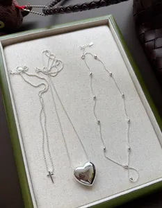 Prachtige S925 sterling zilveren gelaagde ketting met een groot hart en kruis hanger.