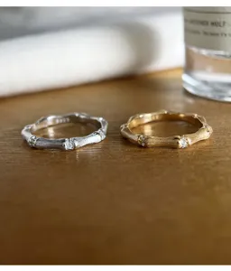 Vue détaillée de la bague en argent S925 texture de bambou, avec une finition brossée élégante.
