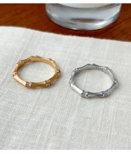 Bague joint de bambou en argent S925 vue détaillée, texture brossée élégante, alliance tendance.