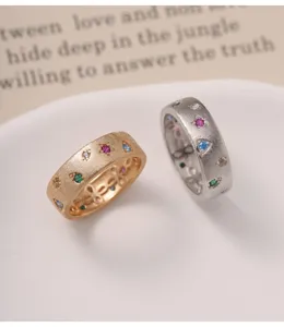 Bague en argent sterling 925 avec zircon coloré et texture brossée, bijoux de créateur unique.