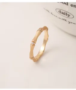 Détail de la bague bambou en argent s925 avec finition brossée et délicats nœuds étincelants.