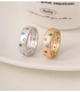 Vue détaillée de bagues en argent zircon coloré de style italien avec étoiles creuses.