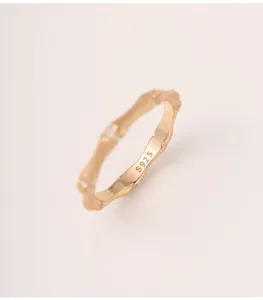 Bague en argent S925 motif bambou pour femme, artisanat italien brossé, bijoux élégants.