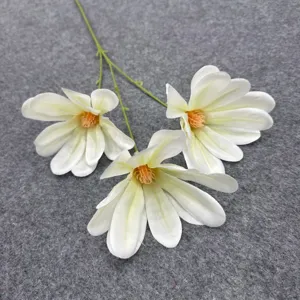 Ramo di fiori di magnolia artificiale con tre teste bianche e steli verdi per casa.