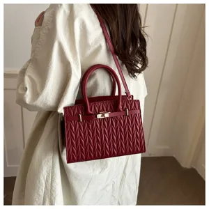 Elegante rote gesteppte Damen Umhängetasche, modische Handtasche mit Metallverschluss.
