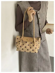 Vista dettagliata della borsa a tracolla a pois chic con patta a contrasto in stile casual.