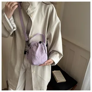 Borsa a tracolla minimalista in nylon con coulisse per il tempo libero e gli spostamenti.