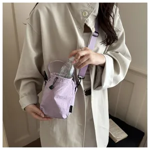 Dettaglio borsa porta borraccia viola chiaro con coulisse, tracolla casual da donna.