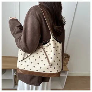 Borsa a spalla in camoscio a pois da donna, grande shopper casual elegante con dettaglio fiocco.