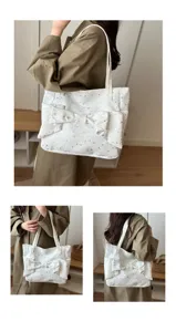 Vista dettagliata della borsa tote in tela con stampa di stelle e grande fiocco.