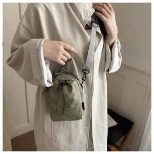 Borsa a tracolla minimalista verde plissettata con coulisse per borraccia donna casual