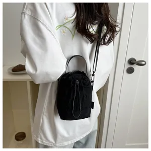 Borsa secchiello minimalista in nylon nero, borsa casual con coulisse per donna.