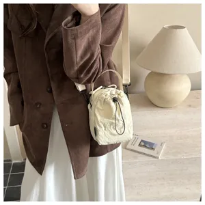 Mini borsa a secchiello con coulisse colore crema tracolla da donna stile casual elegante