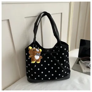Borsa a tracolla nera a pois con ciondolo a forma di orsetto, elegante borsa casual da donna.