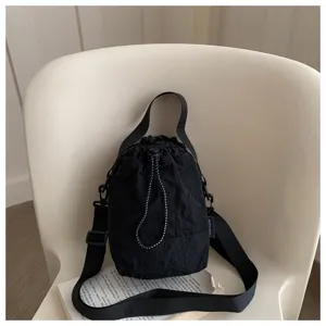 Vista dettagliata della borsa a secchiello nera minimalista, borsa a tracolla casual.
