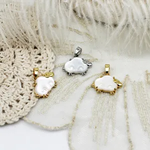 Close-up detail van mooie schaap perlmutt hanger charms voor DIY sieraden maken.