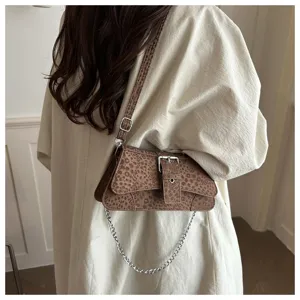 Detailed view of the retro leopard print shoulder bag showcasing metal buckle and silver chain.