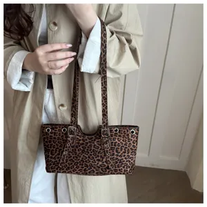 Detailansicht der Retro-Leopardenmuster Samt-Schulter-Tragetasche mit Schnallen und Ösen.