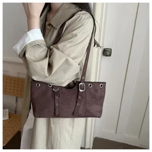 Retro Wildleder Umhängetasche mit Metallösen und Schnallenriemen, schicker minimalistischer Stil.