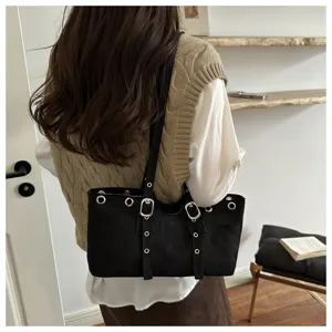 Schwarze Wildleder-Shopper-Tasche Detail mit Metall-Schnallen und Ösen, Retro Freizeit-Look.