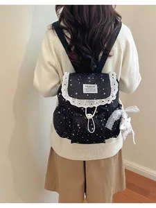 Vue de détail d'un sac à dos mignon avec imprimé étoiles et dentelle, style doux.