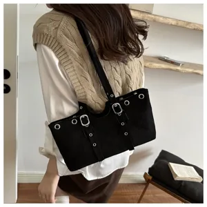 Detailaufnahme einer schwarzen Wildleder Tasche mit Schnallen und Oesen im koreanischen Stil.