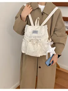 Vue détaillée du sac à dos en toile mignon avec volants en dentelle et étoiles.