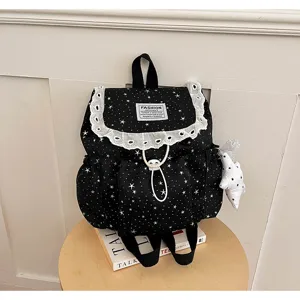 Sac à dos noir avec imprimé étoiles, bordure en dentelle blanche et cordon de serrage chic.