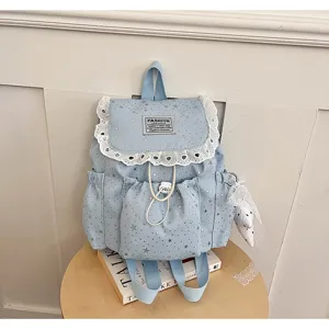 Vue détaillée du joli sac à dos décontracté bleu clair pour femme avec motif étoiles et dentelle.